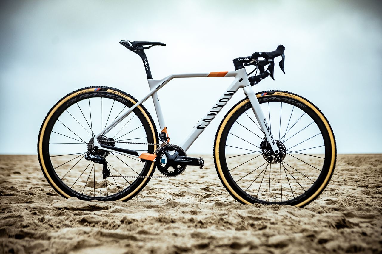 Ceylin del Carmen Alvarado's Canyon Inflite CF SLX cyclo cross bike