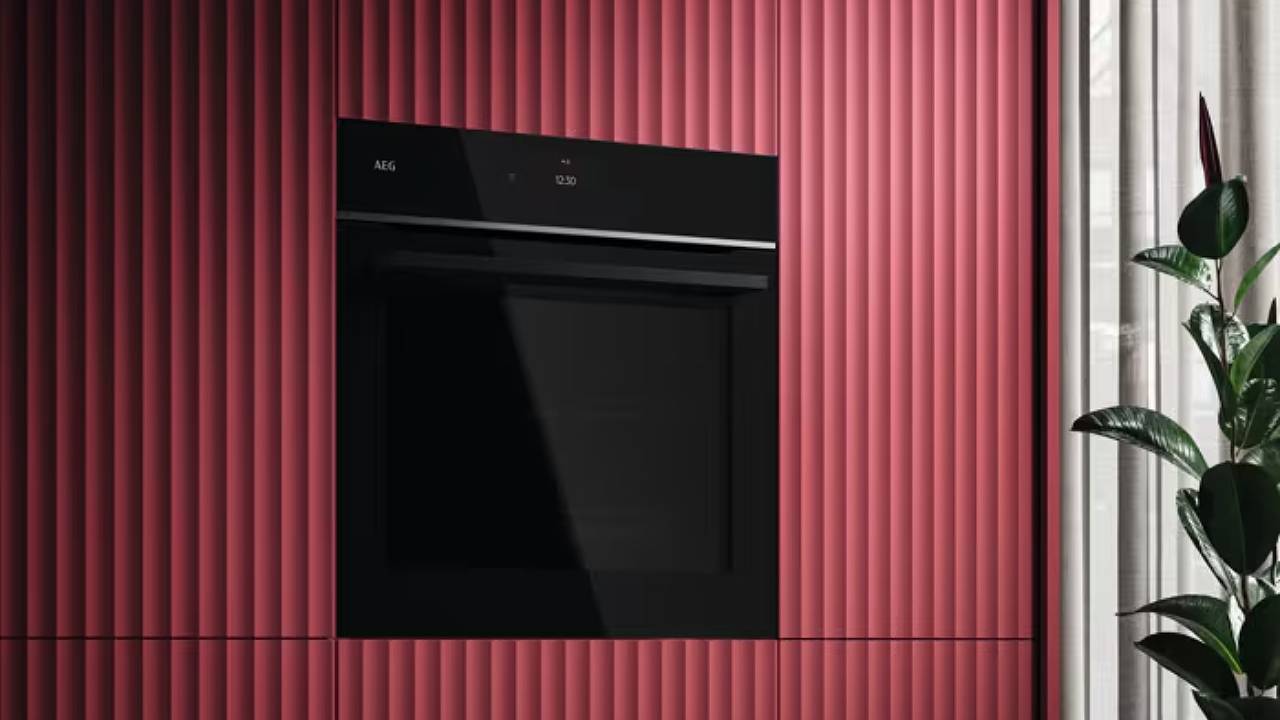 AEG 7000 MealAssist with PizzaExpert Pyrolytic Self-Clean Built-in Oven