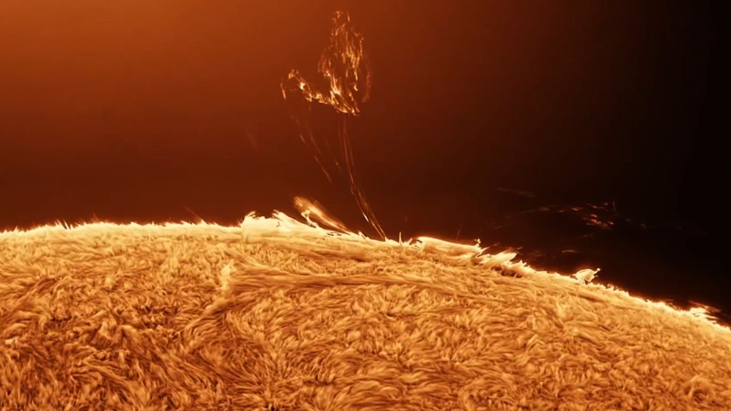 Astrophotographer captures fiery plasma dancing above the sun in ...