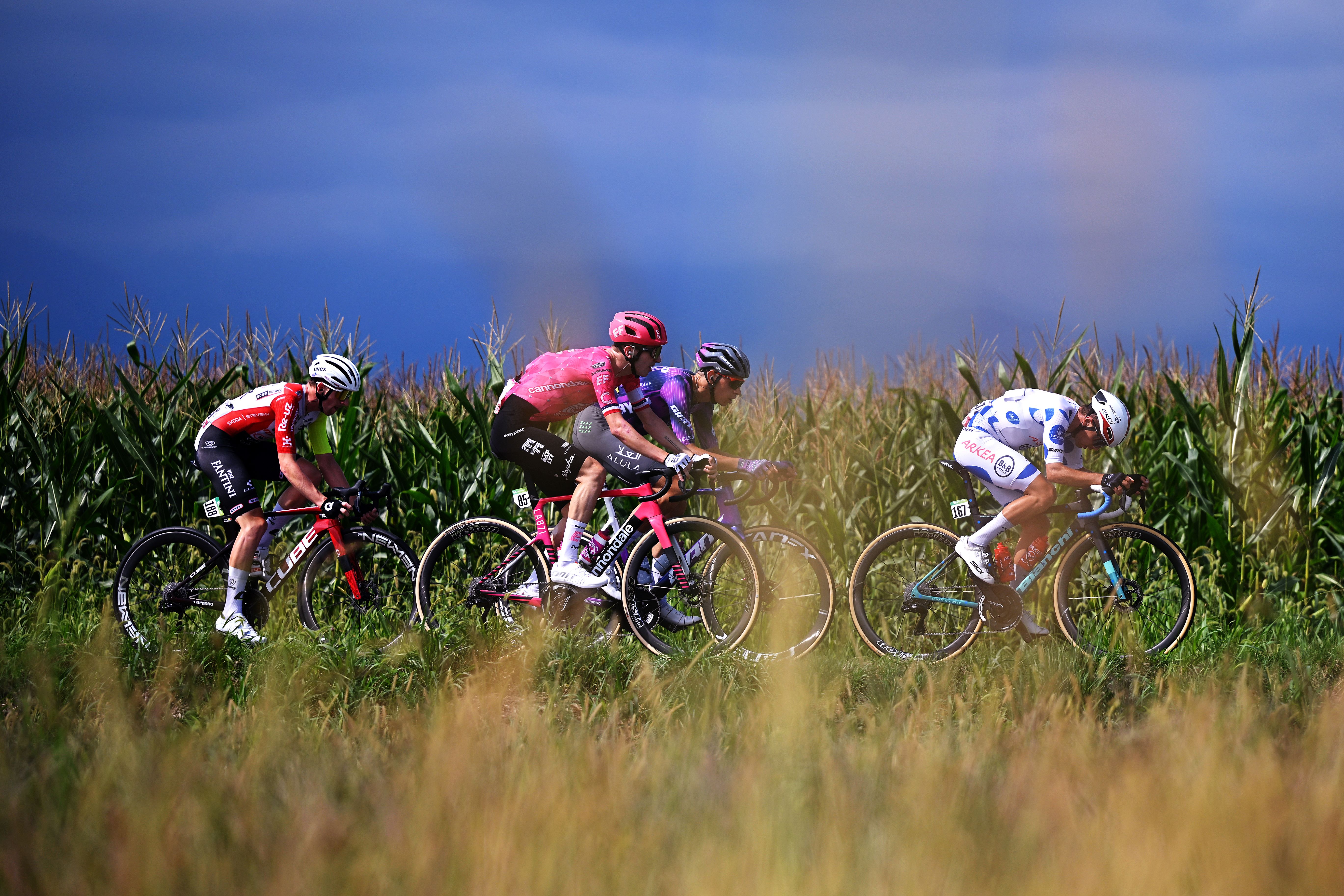 Vuelta a España stage 3: LIVE - Gap grows for break on first climb of the day