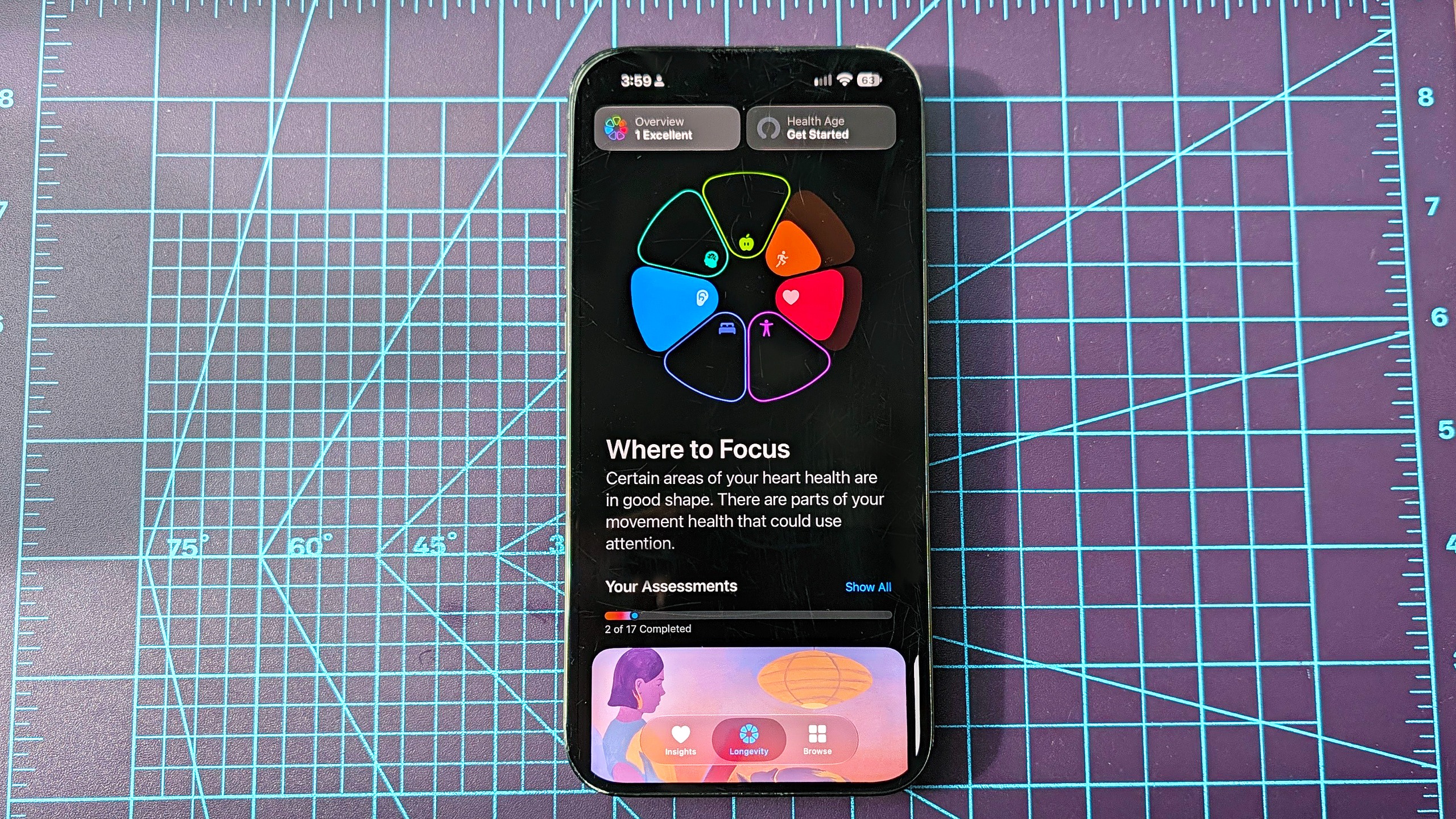 Тестирование функций оценки гибкости и баланса в приложении Apple Health iPhone 16 Plus с открытым приложением Здоровье и инструментами оценки долголетия