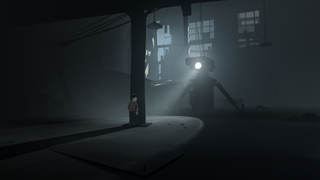 En skärmdump från Inside där huvudkaraktären gömmer sig bakom en stolpe för att undvika en fiende som letar med ficklampa.