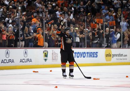 Players, fans give hockey legend Teemu Selanne incredibly touching tribute after his final game
