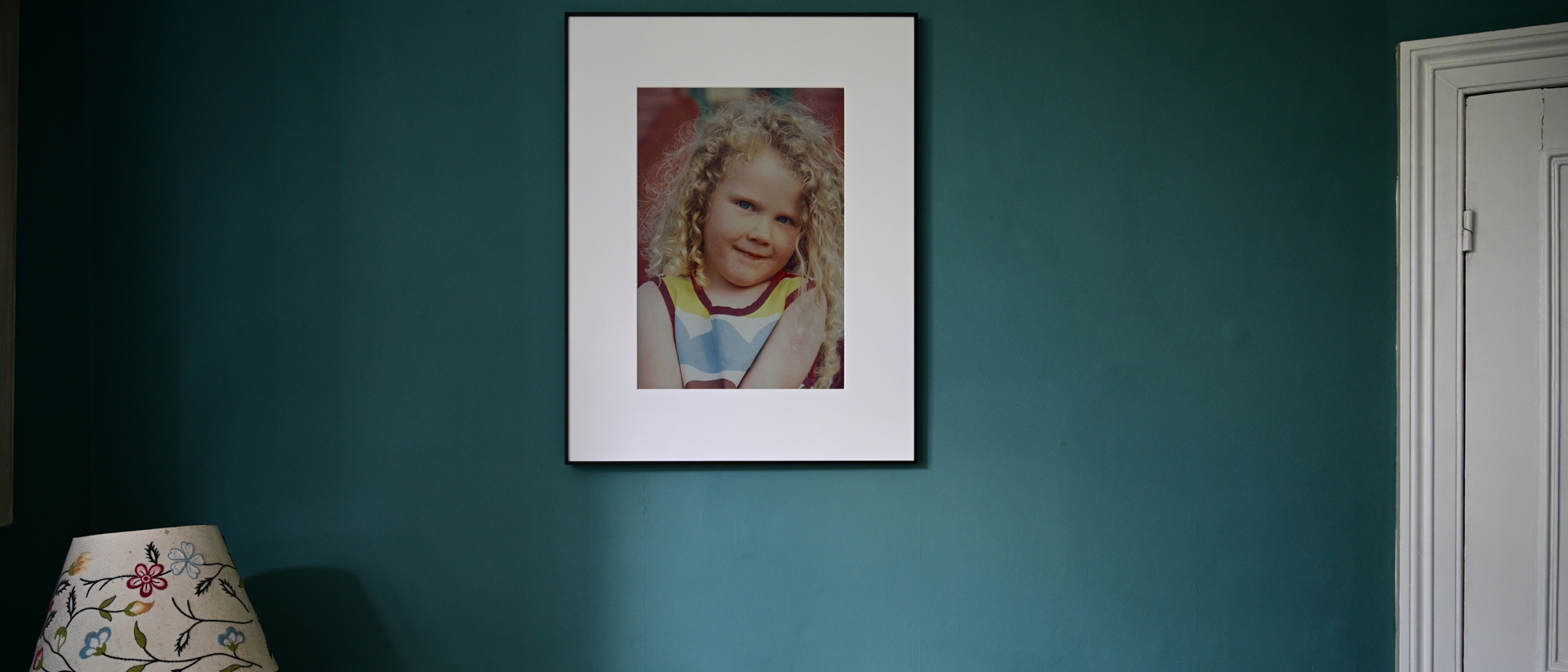 InkPoster Tela 28.5" frame showing a photograph of a child