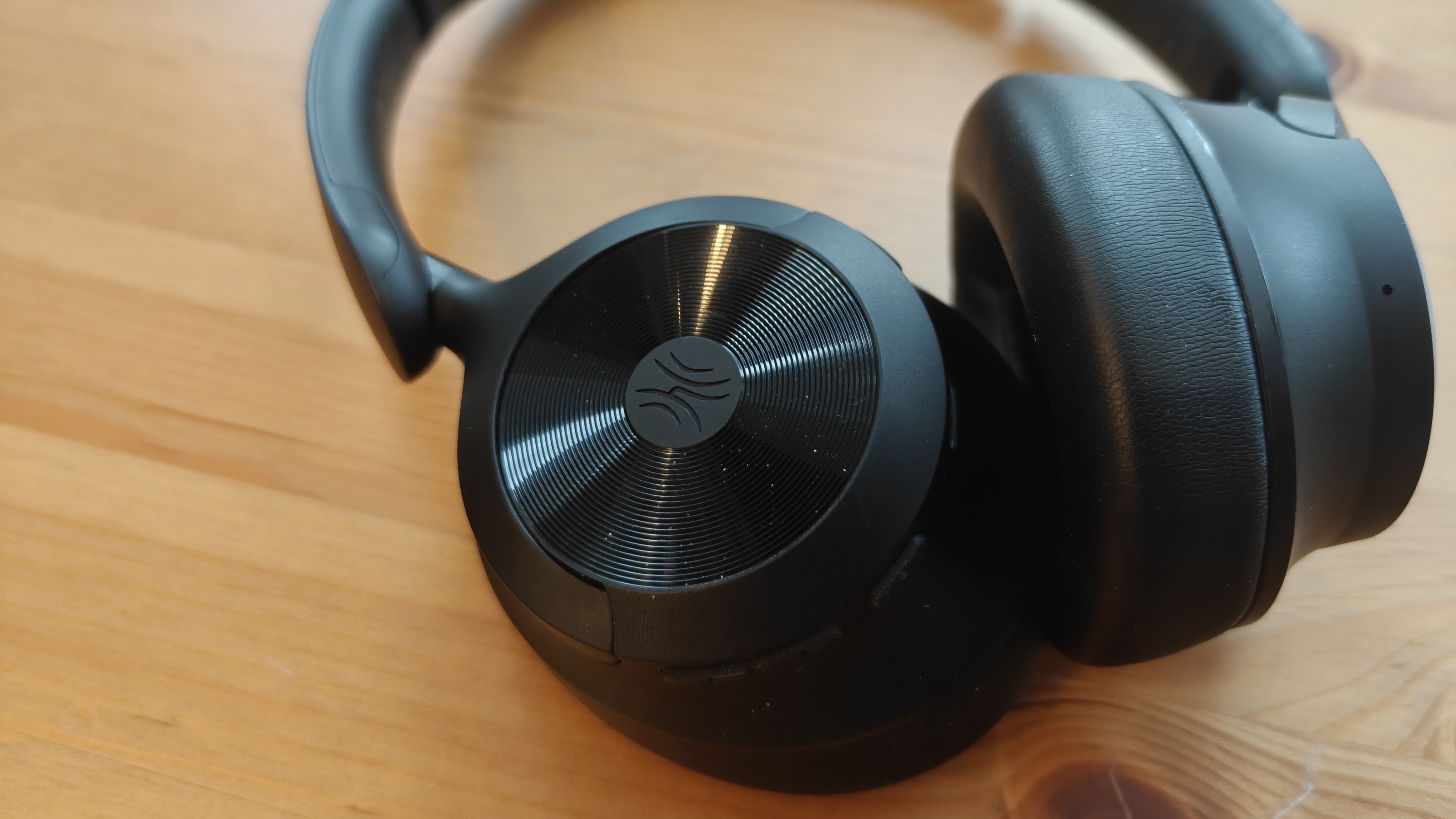 OneOdio Focus A1 Pro على طاولة خشبية.