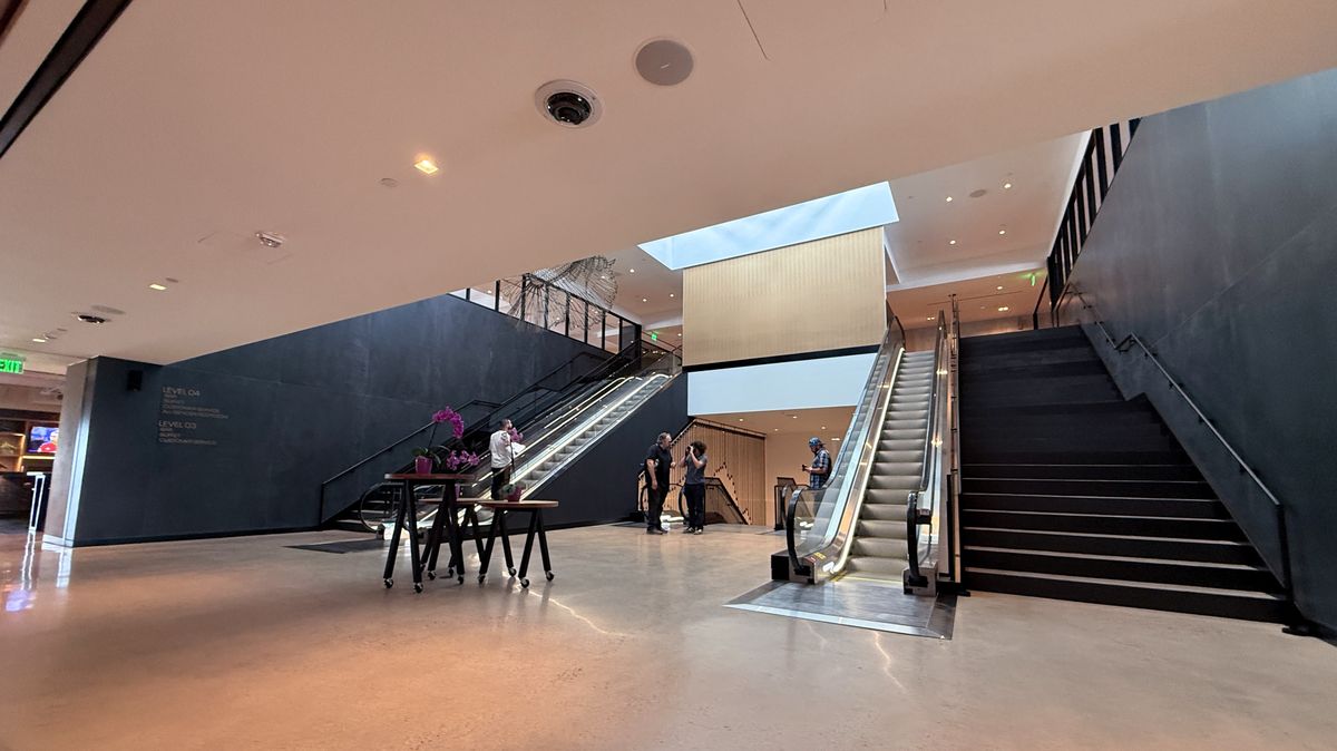 United just opened its biggest-ever airport lounge, and it's a dream for tech fans – here's what's inside