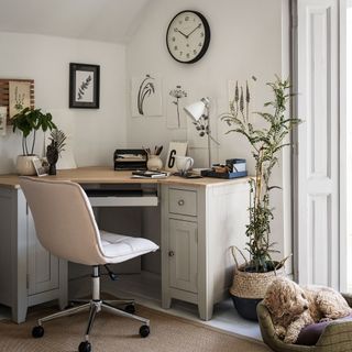 room with desk and white wall