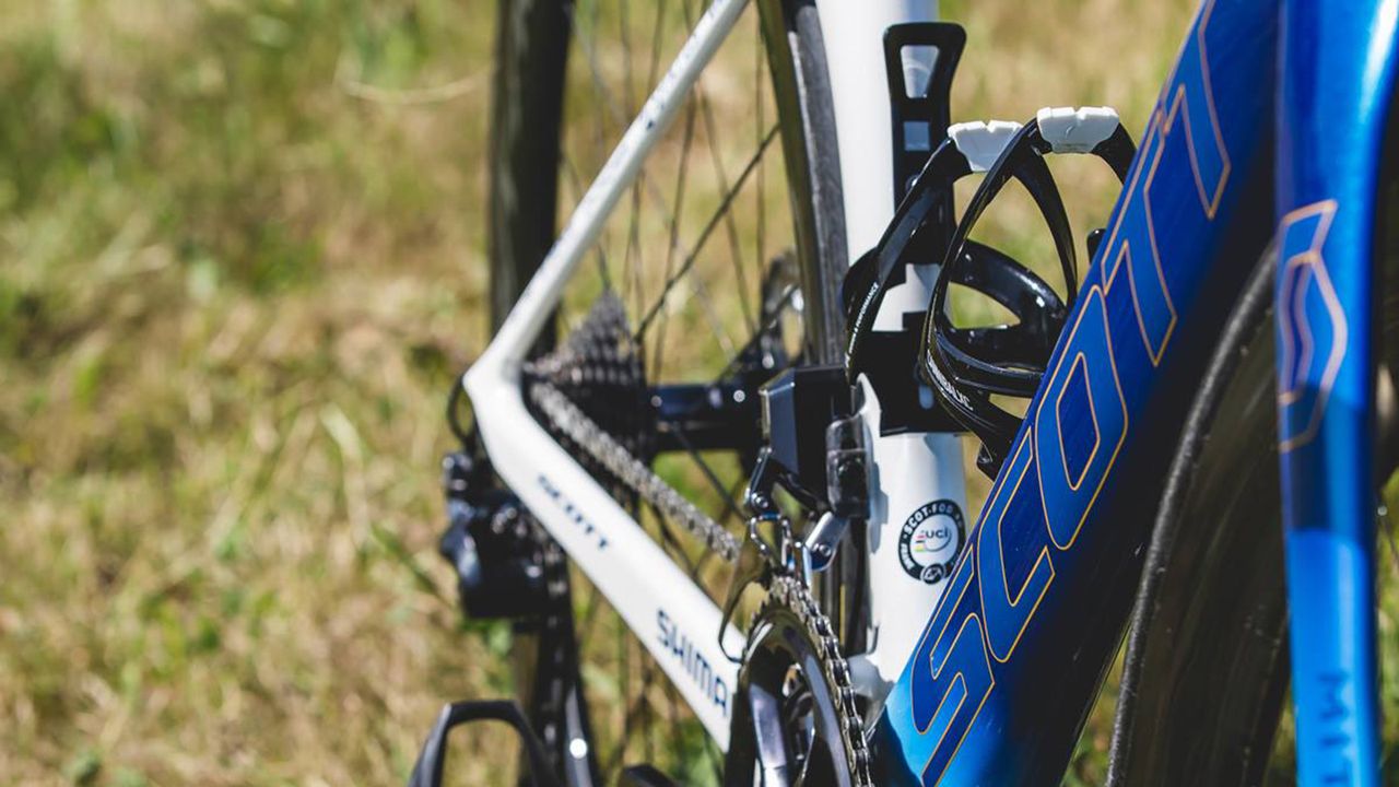 The Scott lettering detail on the down tube features subtle gold outlines with different shades of blue