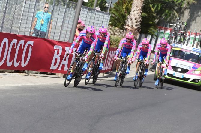 Lampre-Merida flies through the 17km course