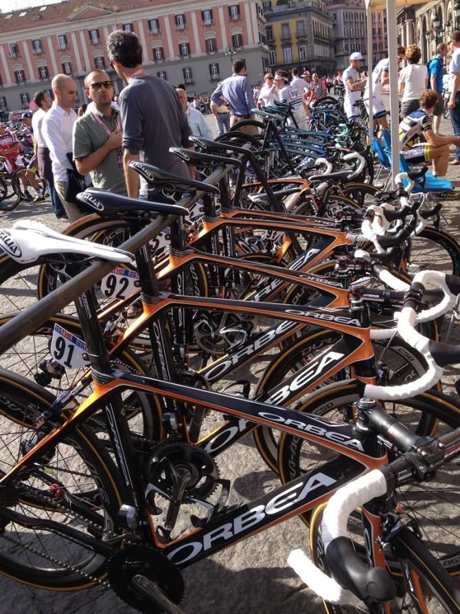 While they waited to be called on stage Euskaltel Euskadi parked up and took shelter from the heat