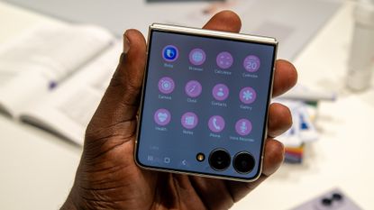 Hands-on with the Samsung Galaxy Z Flip 8's cover screen