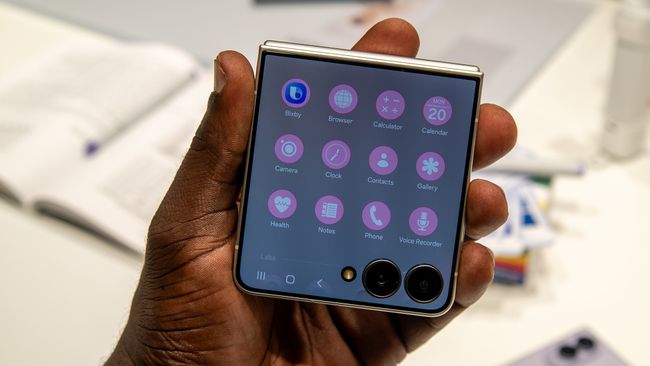 Я попробовал Galaxy Z Flip 8, и Samsung наконец-то сделала внешний экран таким, каким он и должен быть! Ну… почти
