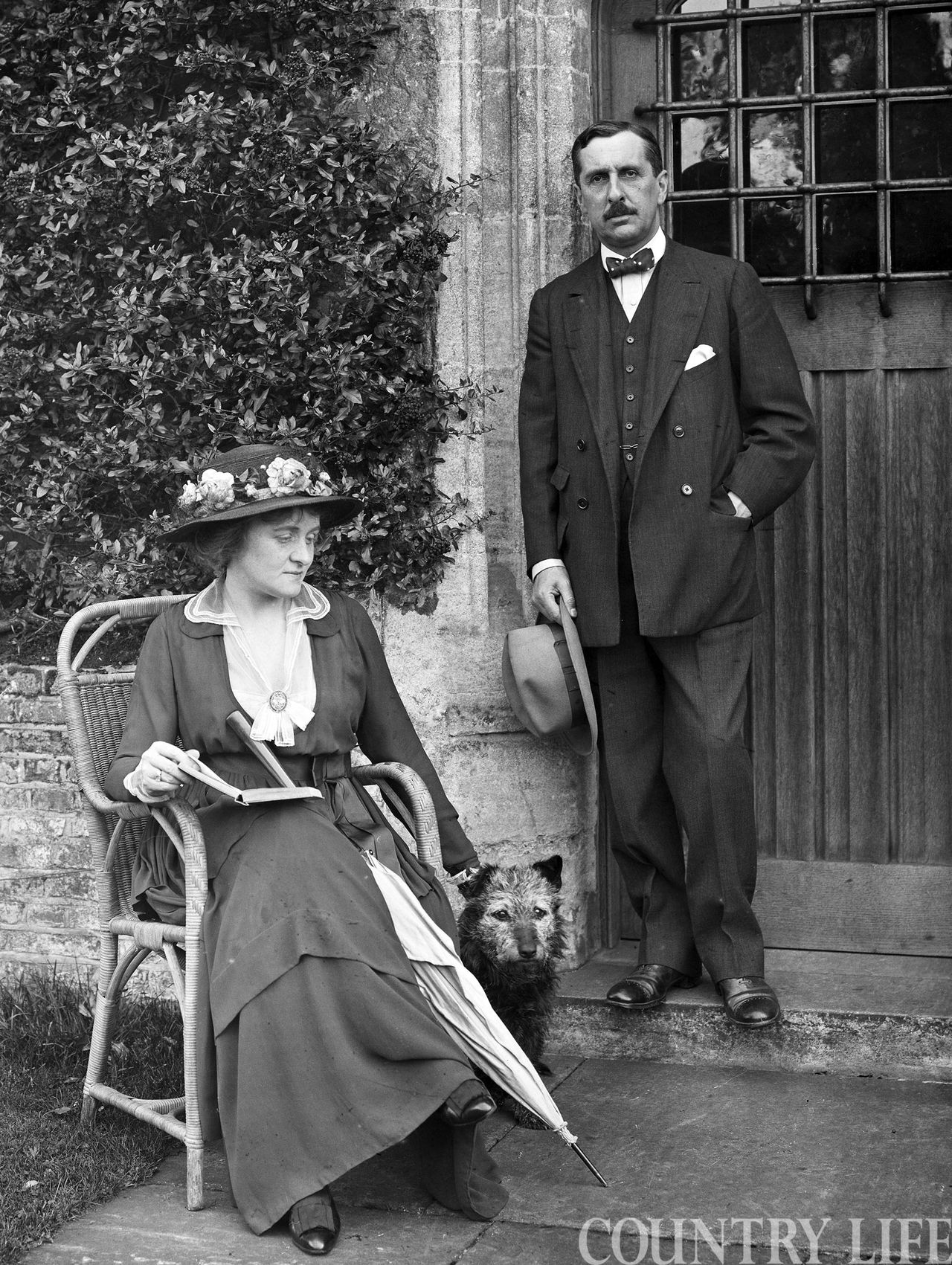 Colonel Sir Arthur Lee and Lady Lee outside Chequers, pictured in 1917. ©Country Life Picture Library