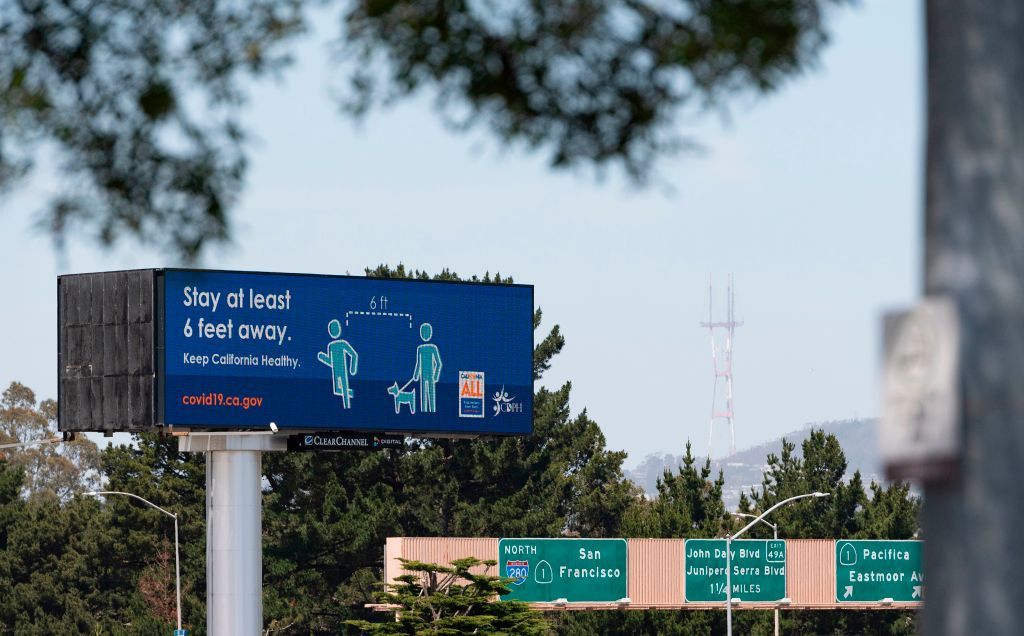 A sign reminds people in Northern California to social distance.