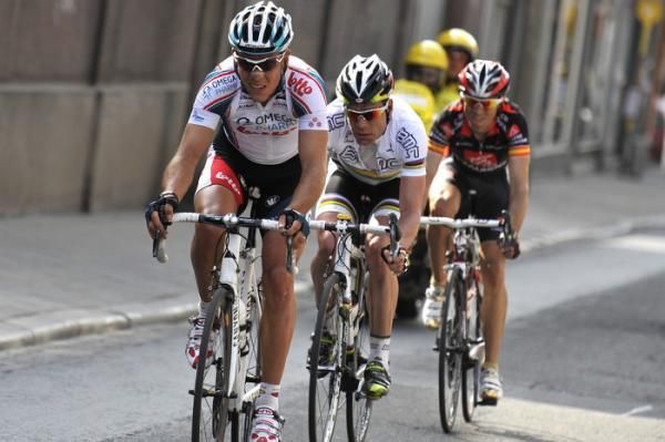 Philippe Gilbert, Cadel Evans, and Alejandro Valverde tried in vain to catch Vinokourov and Kolobnev.