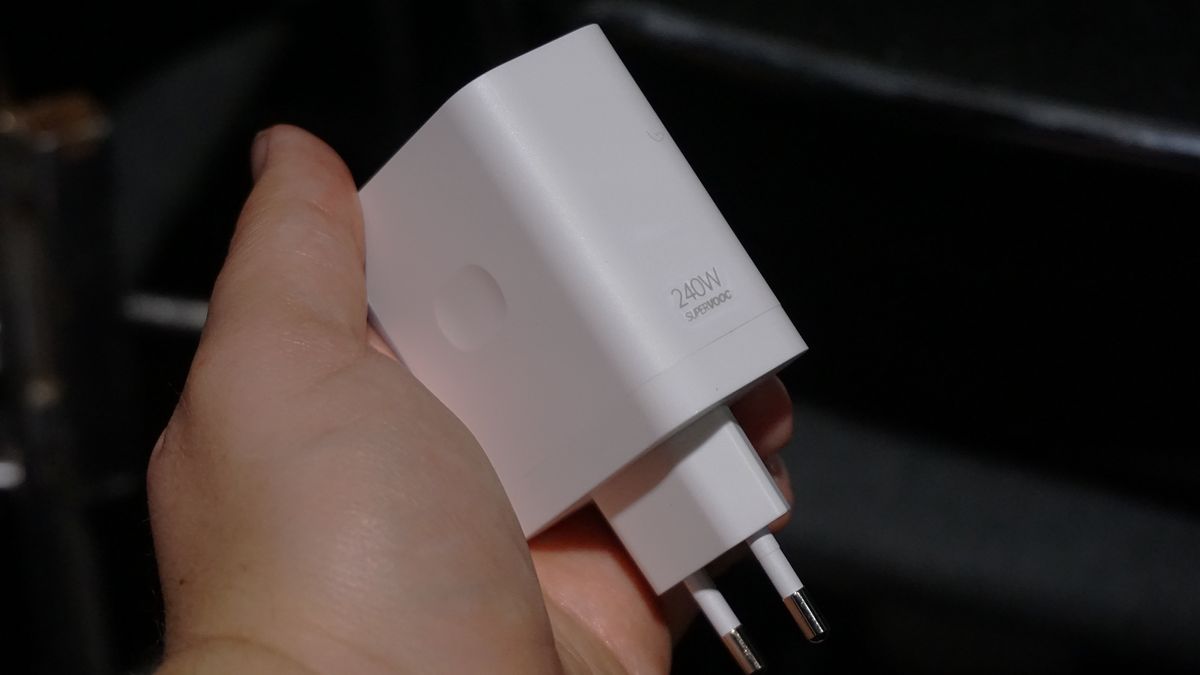Realme GT 3 hands-on charger