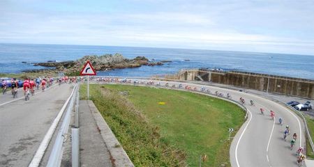 The peloton sweeps around a corner on stage four at the Vuelta Asturias