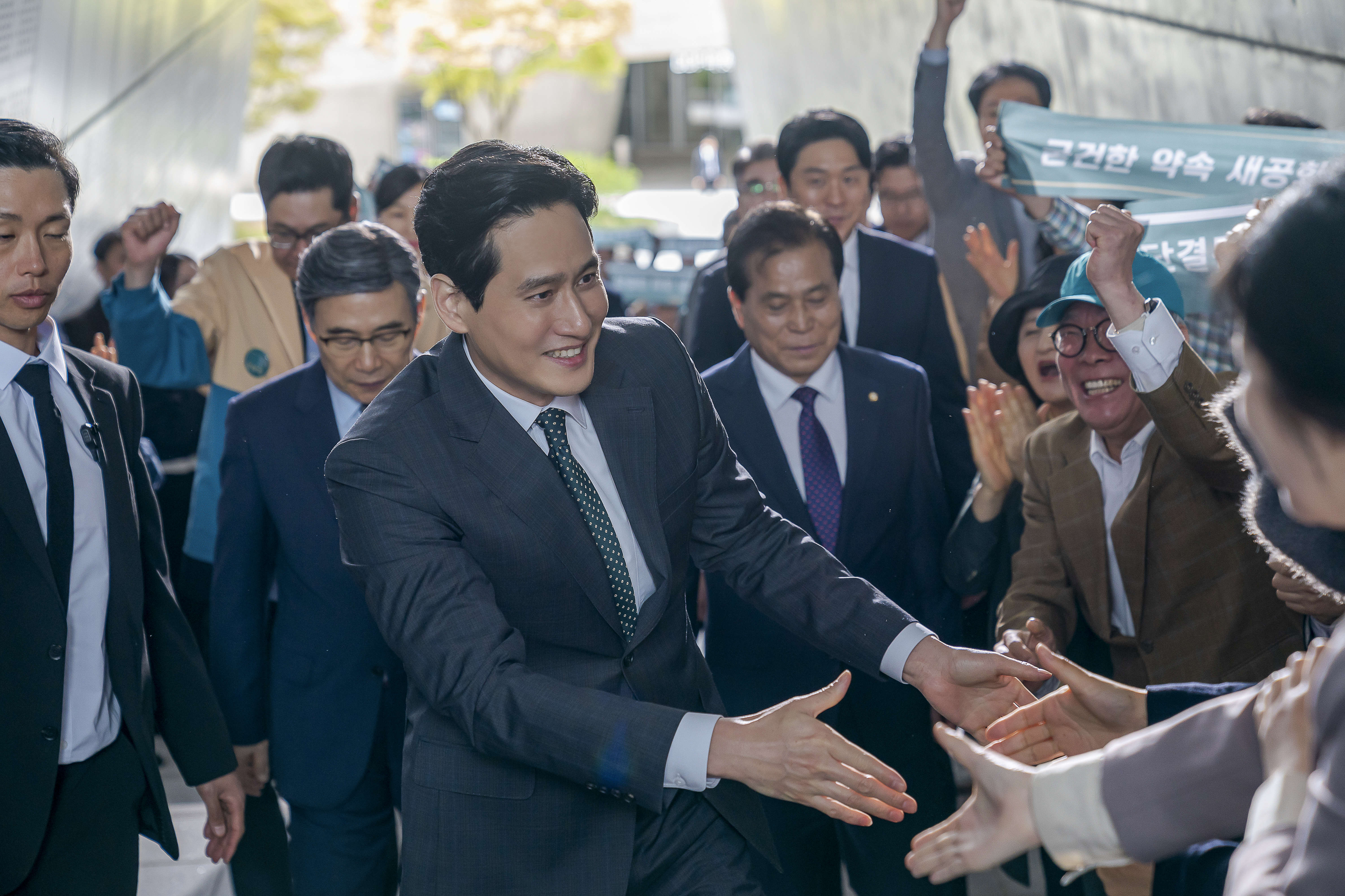 Park Hae-joon wears a suit and greets people in a ground in &#039;Tempest.&#039;