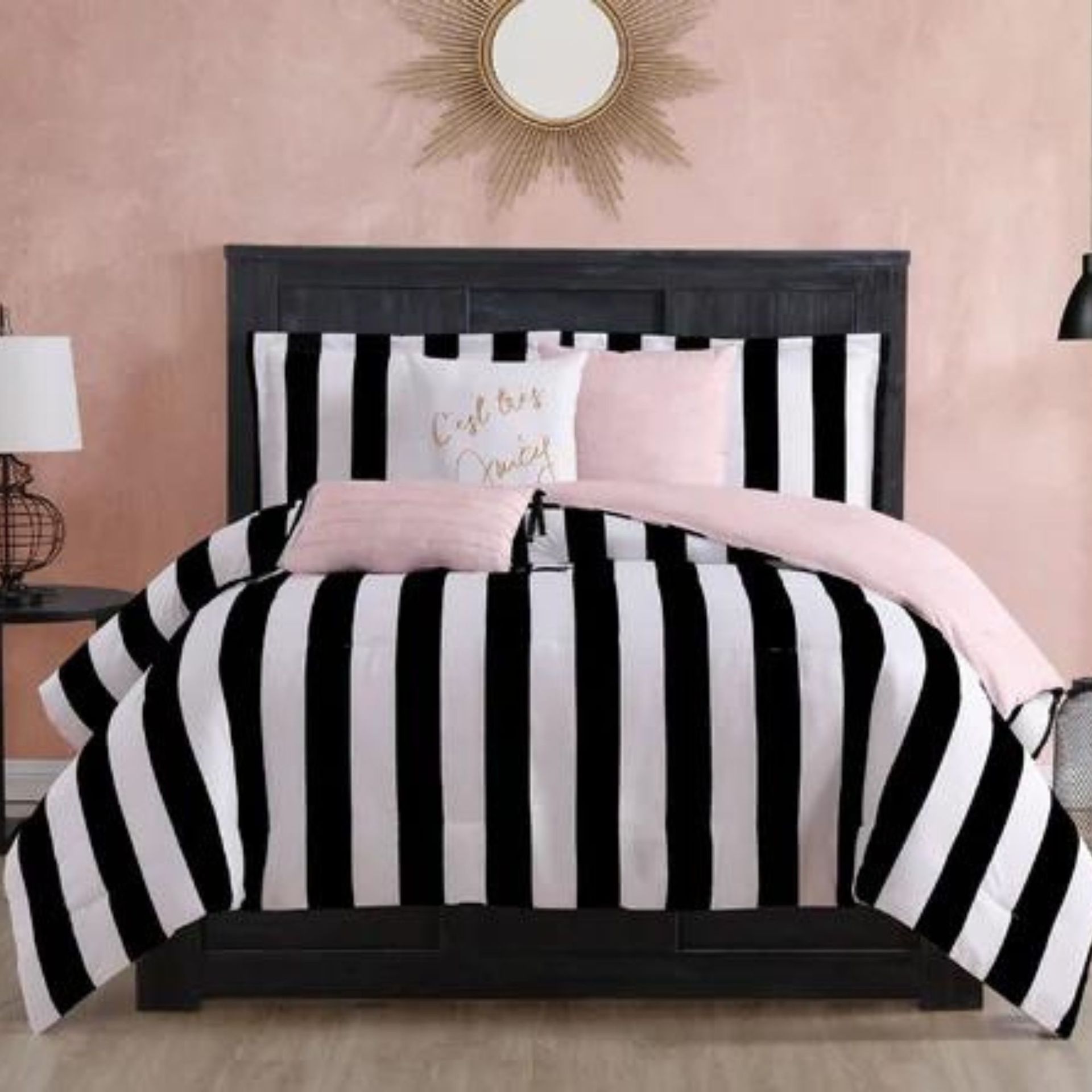 Seprai bergaris Juicy Couture di tempat tidur