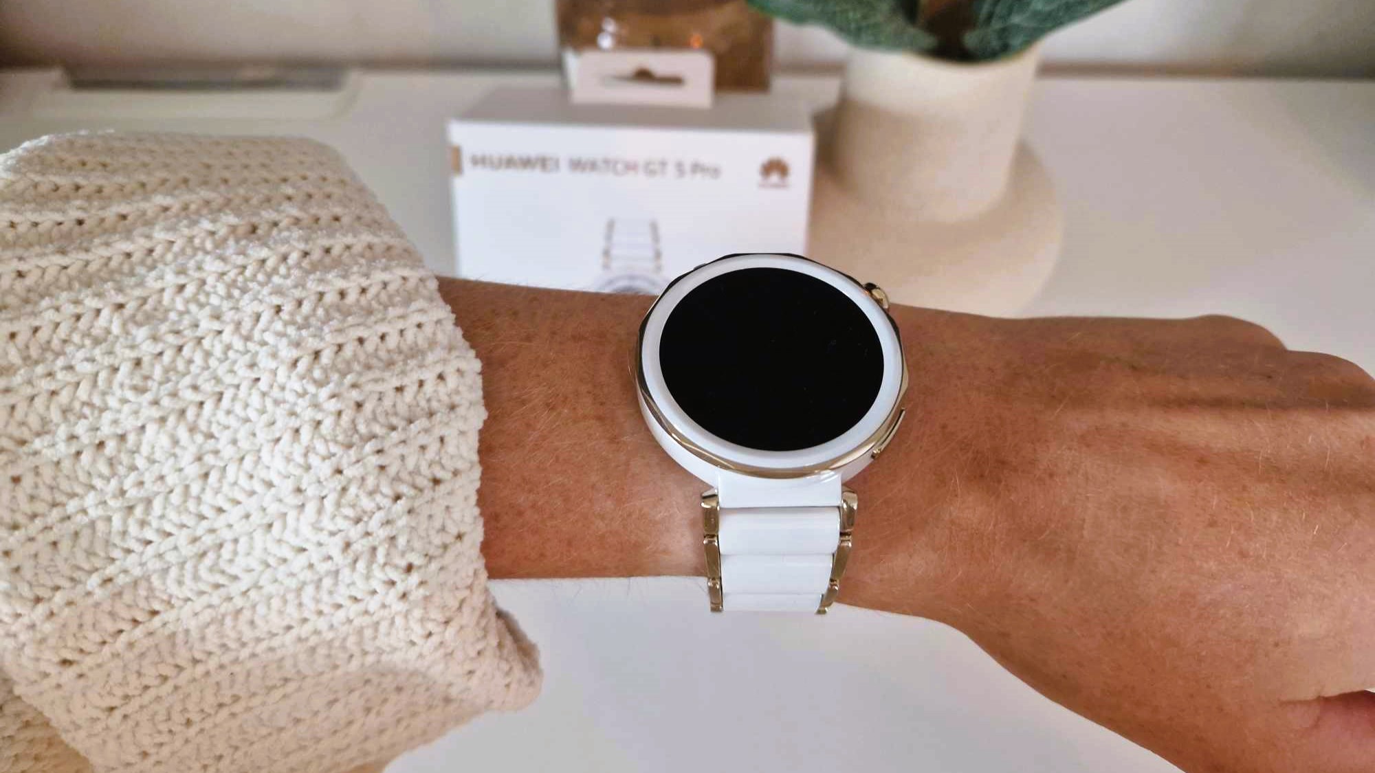 Valkoinen Huawei Watch GT 5 Pro ihmisen ranteessa