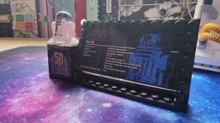Lego Star Wars R2-D2 75308_Close up of plaque and minifig