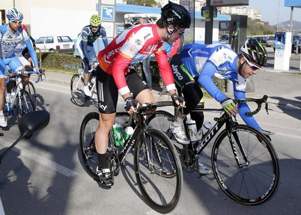 Points leader Mark Cavendish (Sky) watches to see that race leader Matt Goss (GreenEdge) doesn't lose any fingers.