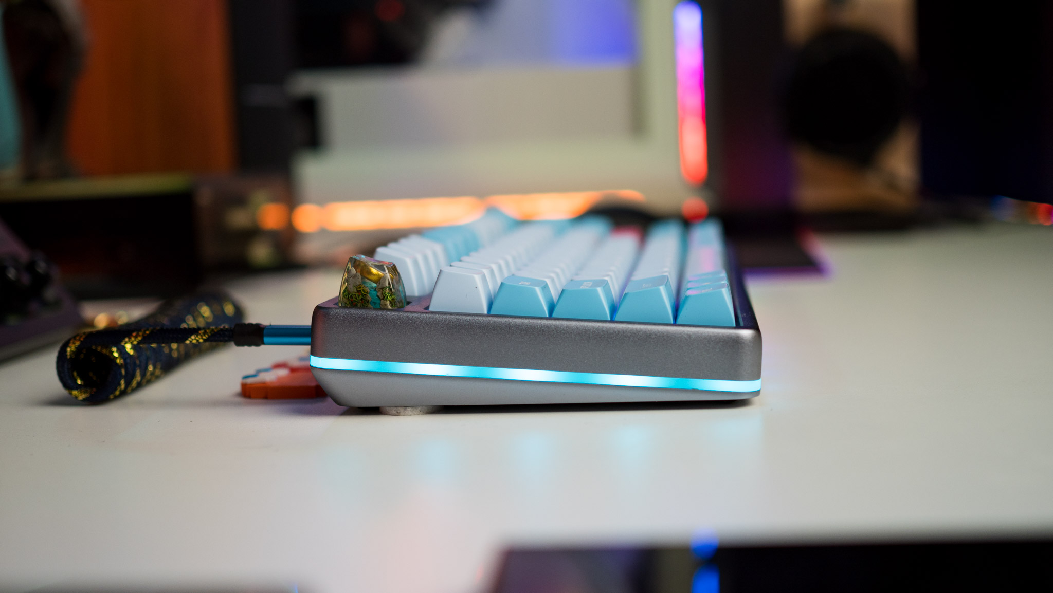 Drop Americana Keyboard com vista lateral apresentando iluminação RGB