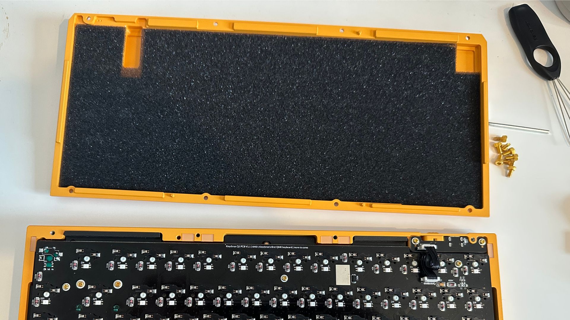 Внутри механической клавиатуры с полиэтиленовой пеной и печатной платой