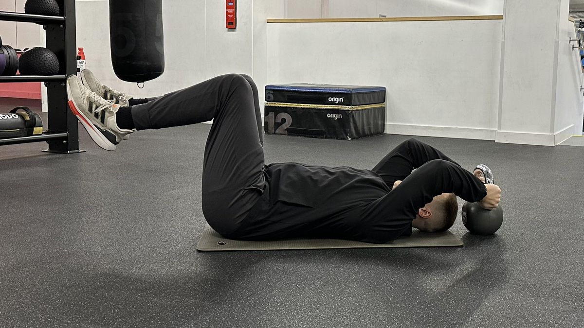 Ollie Thompson starting a kettlebell reverse crunch
