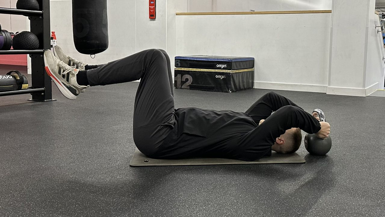 Ollie Thompson starting a kettlebell reverse crunch