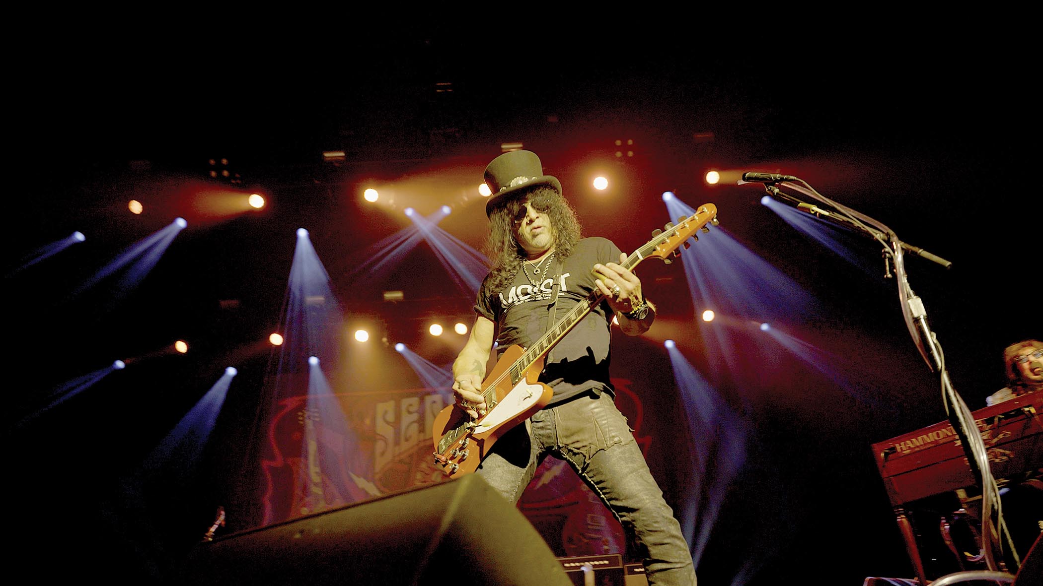 Slash performs live at the S.E.R.P.E.N.T. Festival