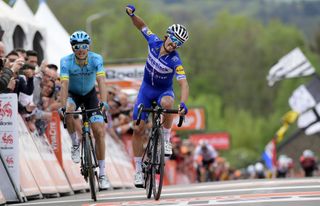 Julian Alaphilippe (Deceuninck-QuickStep) triumphs atop Mur de Huy for the second year in a row.