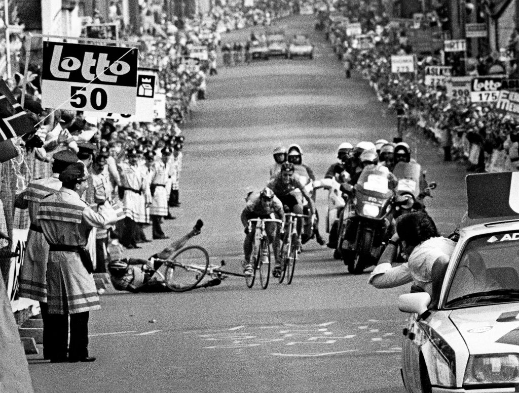 Claude Criquielion hits the deck in the 1988 Worlds in a move that would see Steve Bauer disqualified with Italian Maurizio Fondriest taking the win