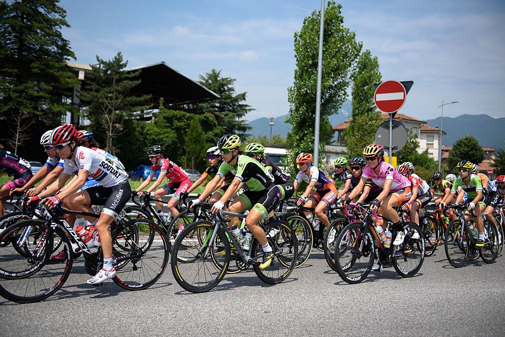 Peloton take a leisurely pace in the early stages at Giro Rosa 2016 - Stage 4