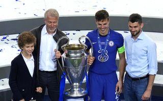 Roman Abramovich (2nd left) poses with club captain Cesar Azpilicueta and the Champions League trophy