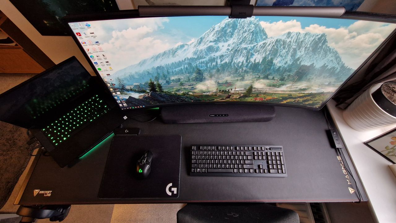 Secretlab Magnus Pro gaming desk