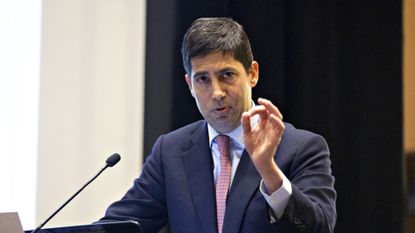 Kevin Warsh speaks at an economic association event in Chicago in 2017.