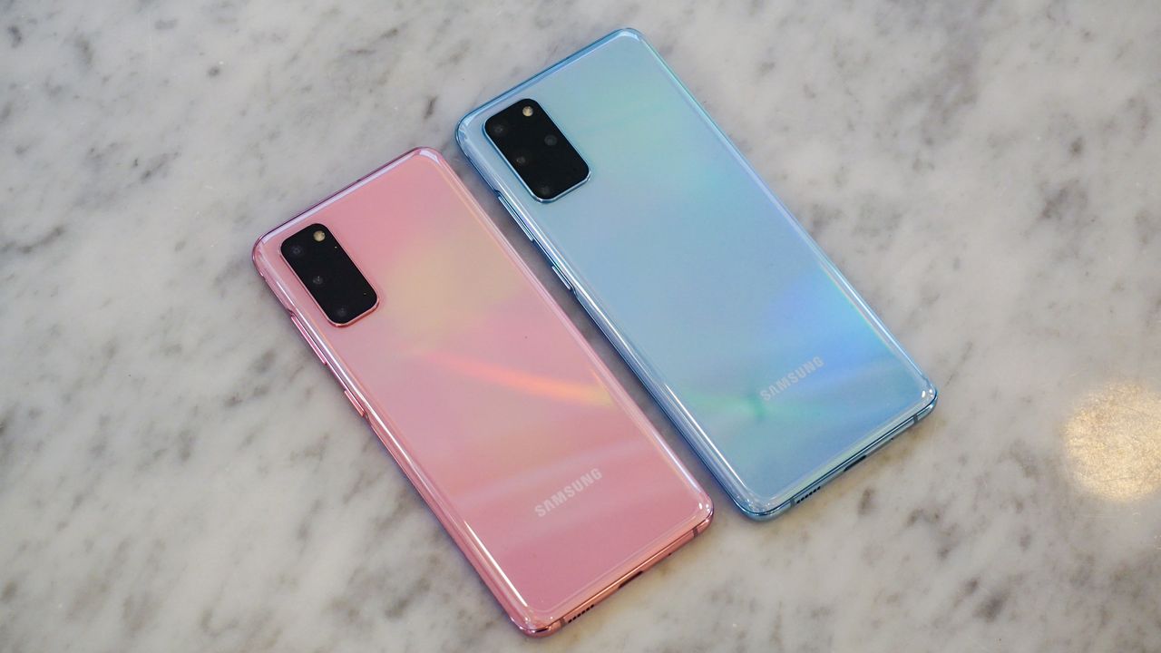 Two Samsung Galaxy S20s - one in pink and the other in blue
