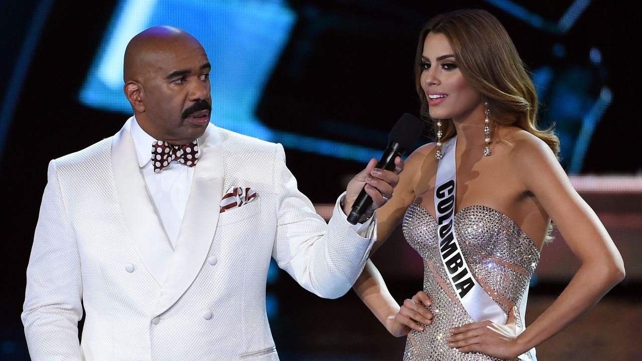 Steve Harvey interviewing Ariadna Gutierrez aka Miss Columbia on stage.