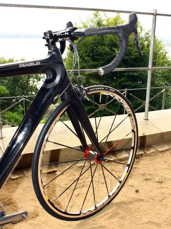 The front end of the Diablo features a burly tapered head tube and a 340g carbon fork with deep blades.