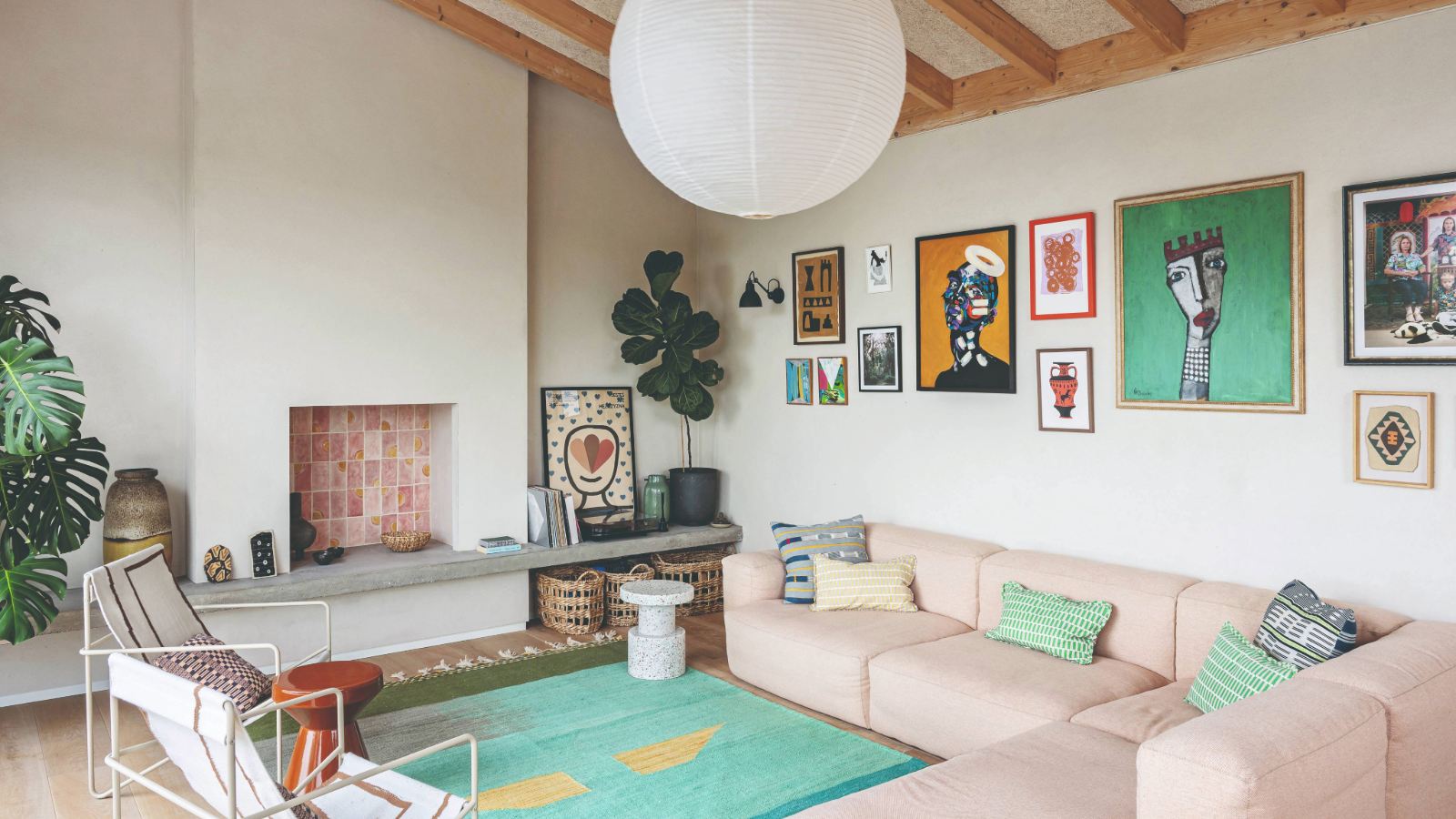 Living room with tiled alcove and pink and mint green colour 