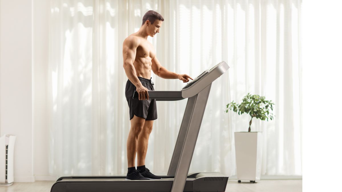Olvídate de correr: 7 ejercicios de fortalecimiento para todo el cuerpo que puedes hacer en tu caminadora