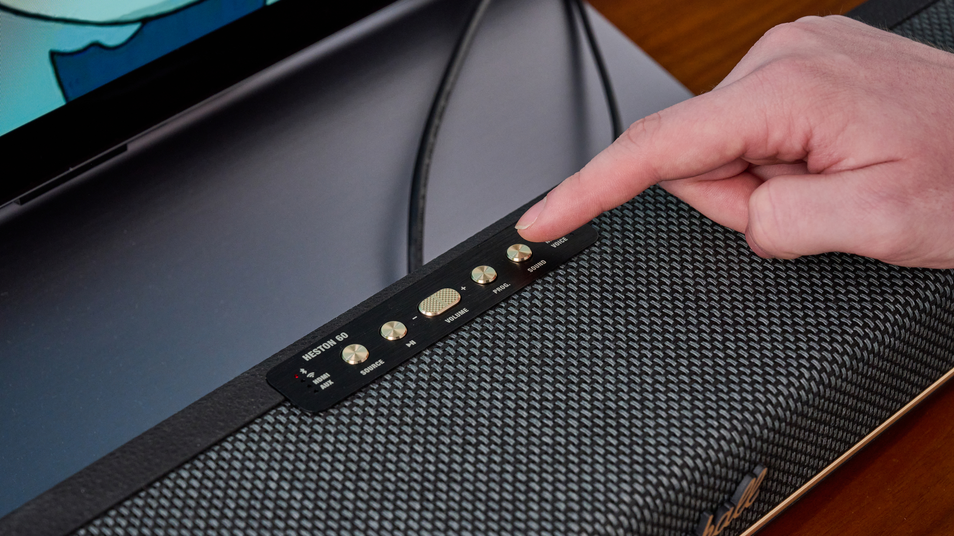 Person pressing button on the Marshall Heston 60