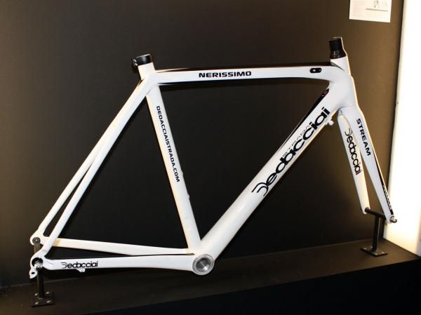 The Nerissimo is Dedacciai's no-frills road model with more basic tubing shapes and a threaded bottom bracket but it still includes modern features such as a tapered head tube and carbon dropouts. Claimed frame weight is 1,150g for a medium size.