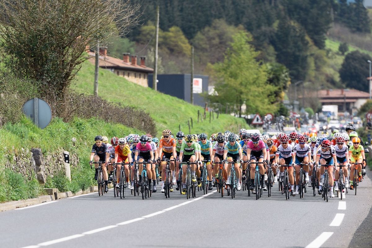 Peloton on the road back from O&Atilde;&plusmn;ati