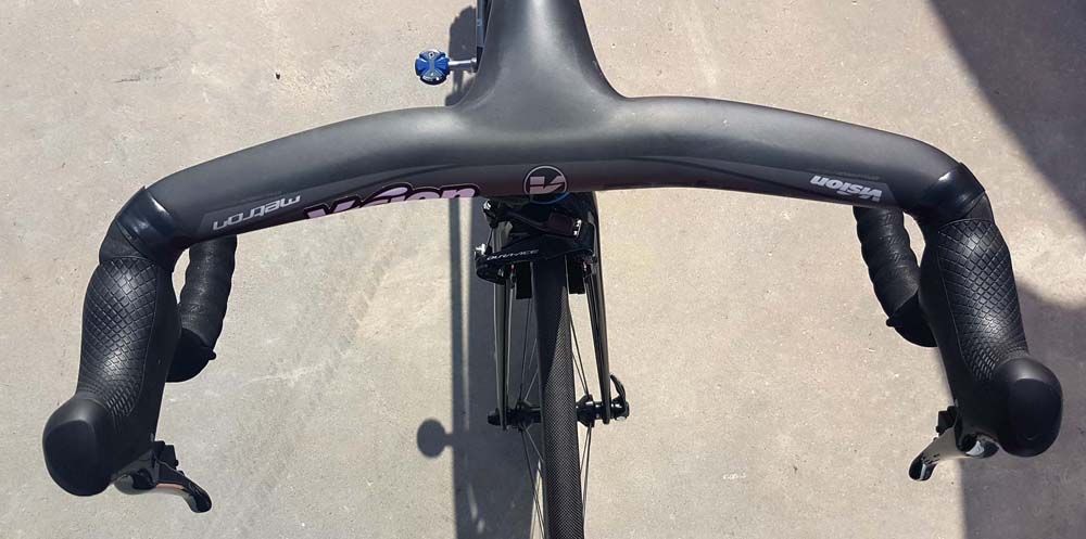The bike uses an integrated handlebar and stem from Vision Metron