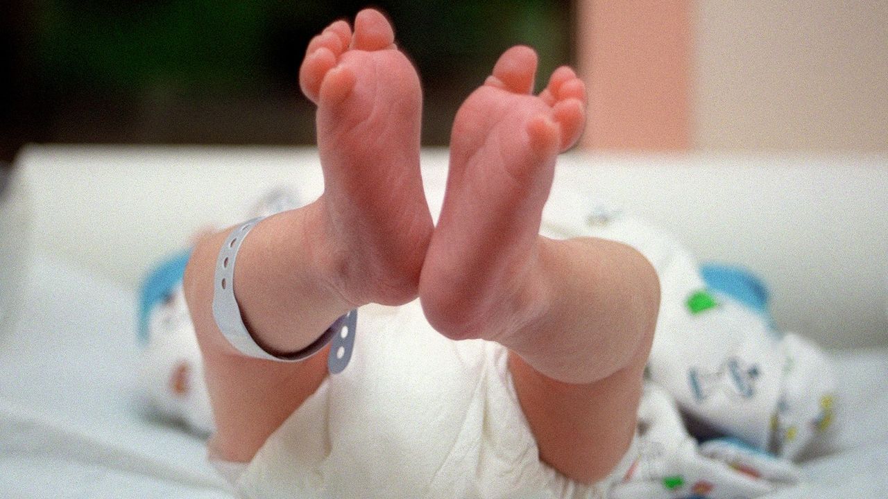 A baby&#039;s feet