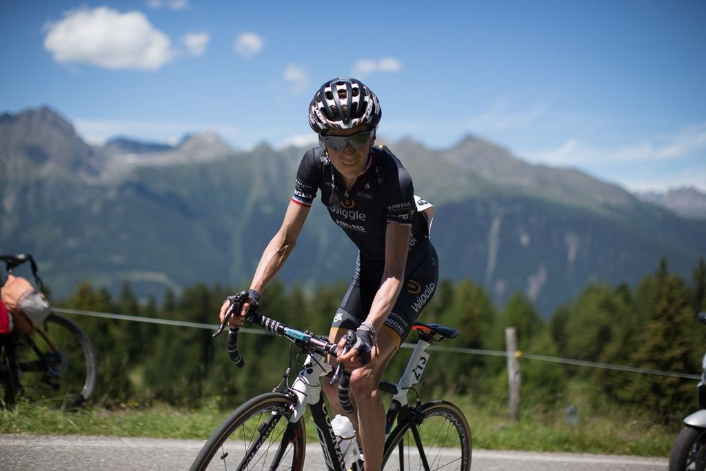 Mara Abbott (Wiggle-High5) dancing on the pedals up the Mortirolo