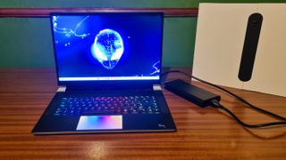 Alienware x16 sur un bureau en bois