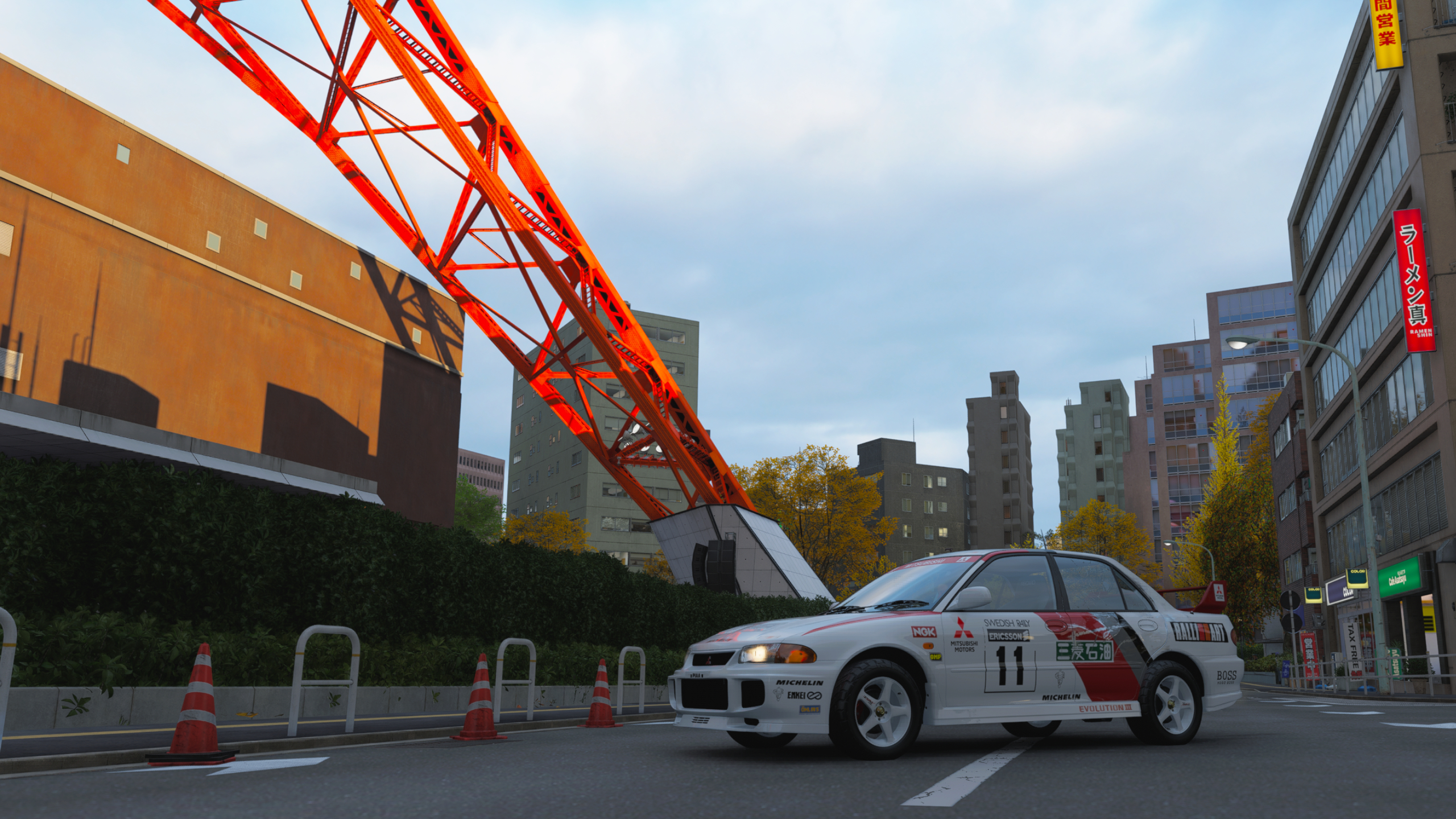 Forza Horizon 6: A white car parked at the base of the Tokyo Tower.